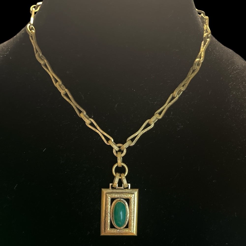 Vtg gold tone w/ green stone